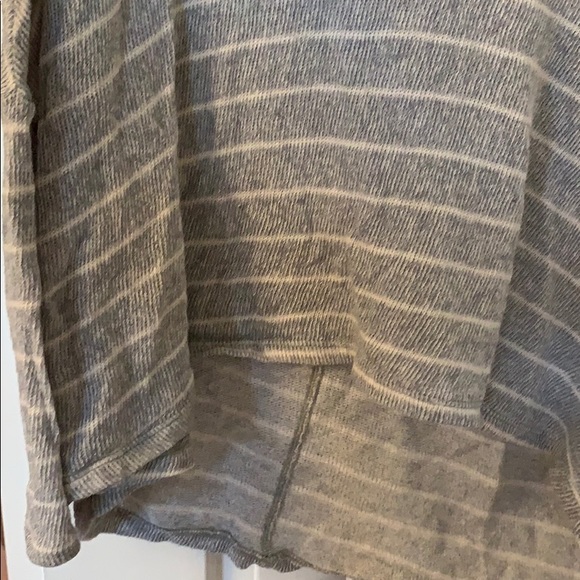 Hollister - Grey and white stripped long sleeve - Picture 2 of 3